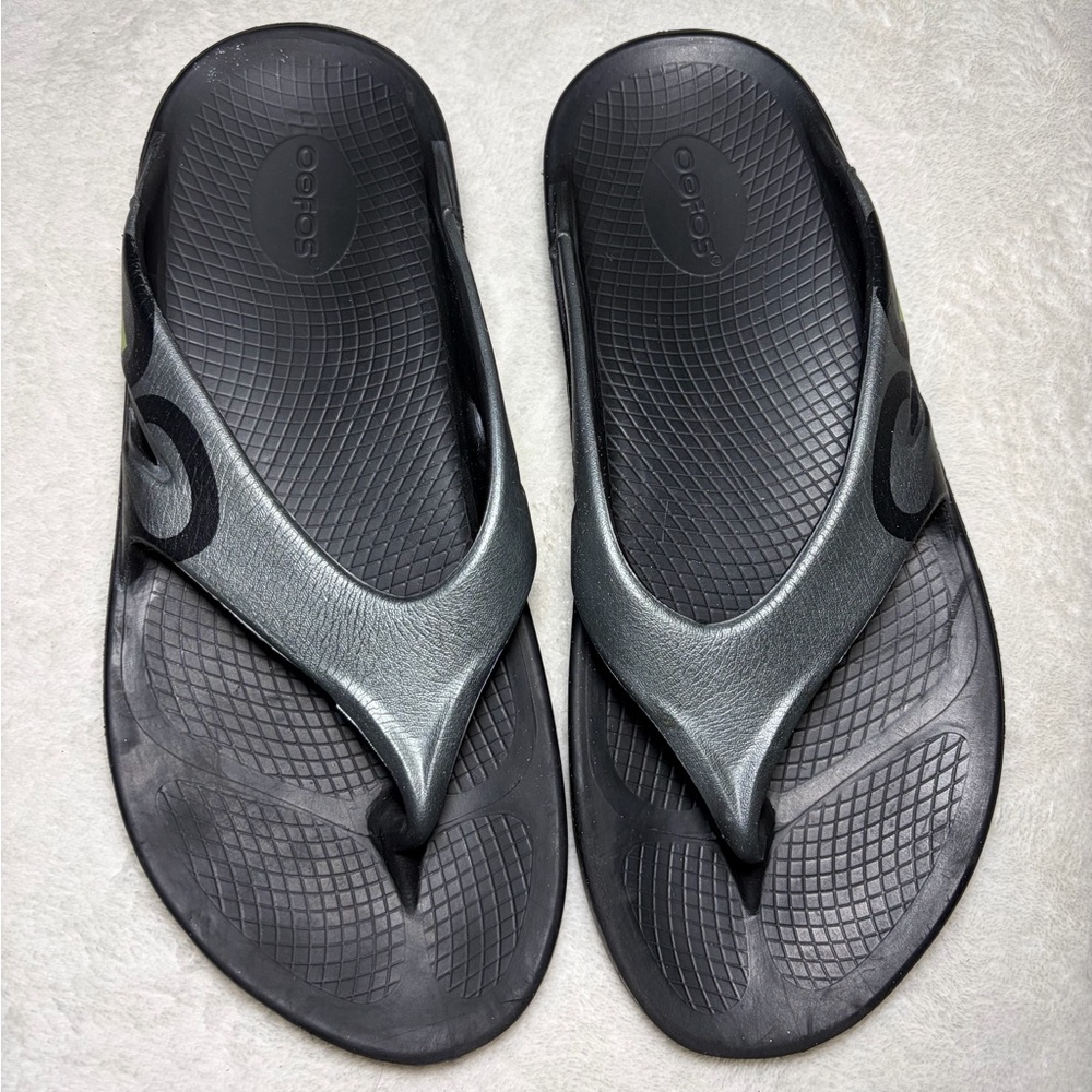 OOFOS Men's Black and Metallic Gray Recovery Flip Sandals Sz M10 - W12